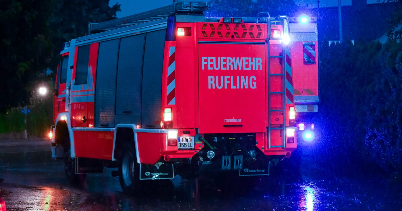 Titelbild: Einsatzreicher Abend für die Feuerwehr Rufling: Vergiftungsalarm und Verkehrsunfall