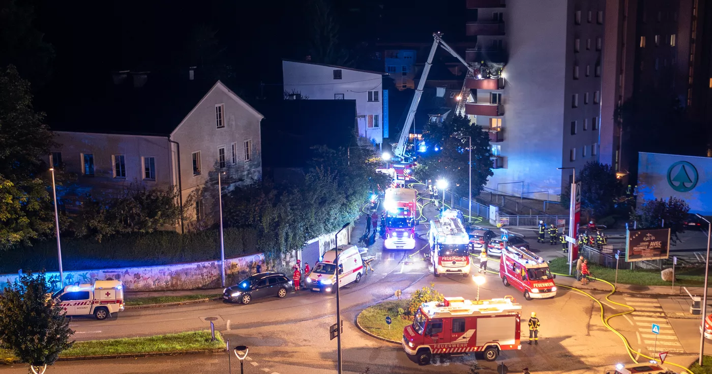 Titelbild: Feuerwehr rettete 28 Parteien aus Hochhaus bei Großbrand