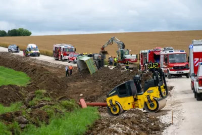 Menschenrettung aus umgestürzten LKW Z81-7511.jpg