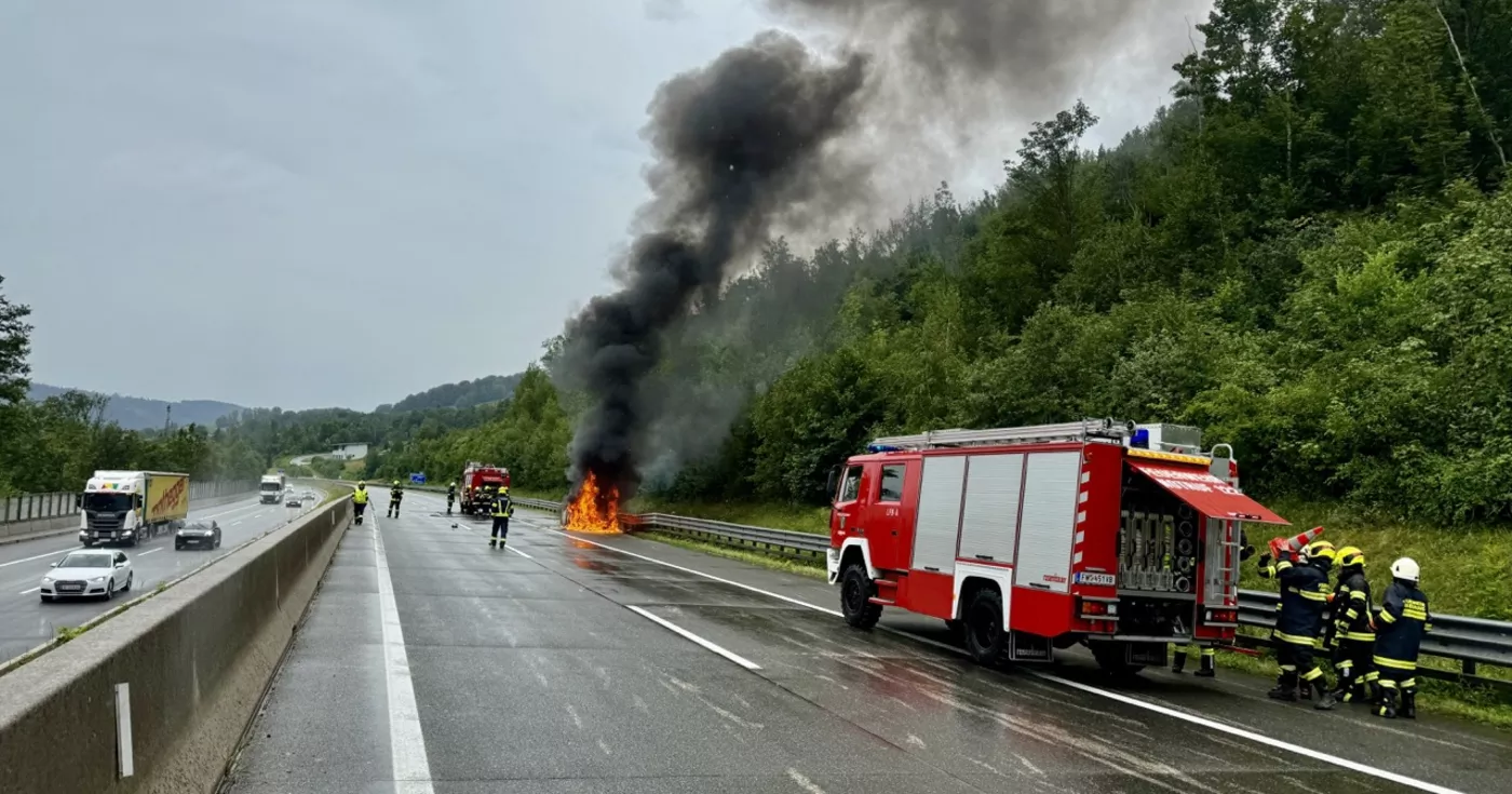 Titelbild: PKW steht auf A1 zwischen Oberwang und Mondsee im Vollbrand