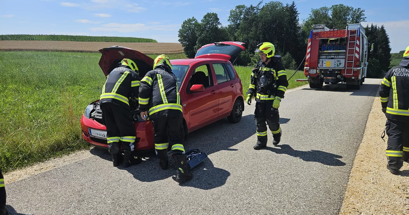 Titelbild: FF Neuhofen i.I. löscht KFZ-Brand