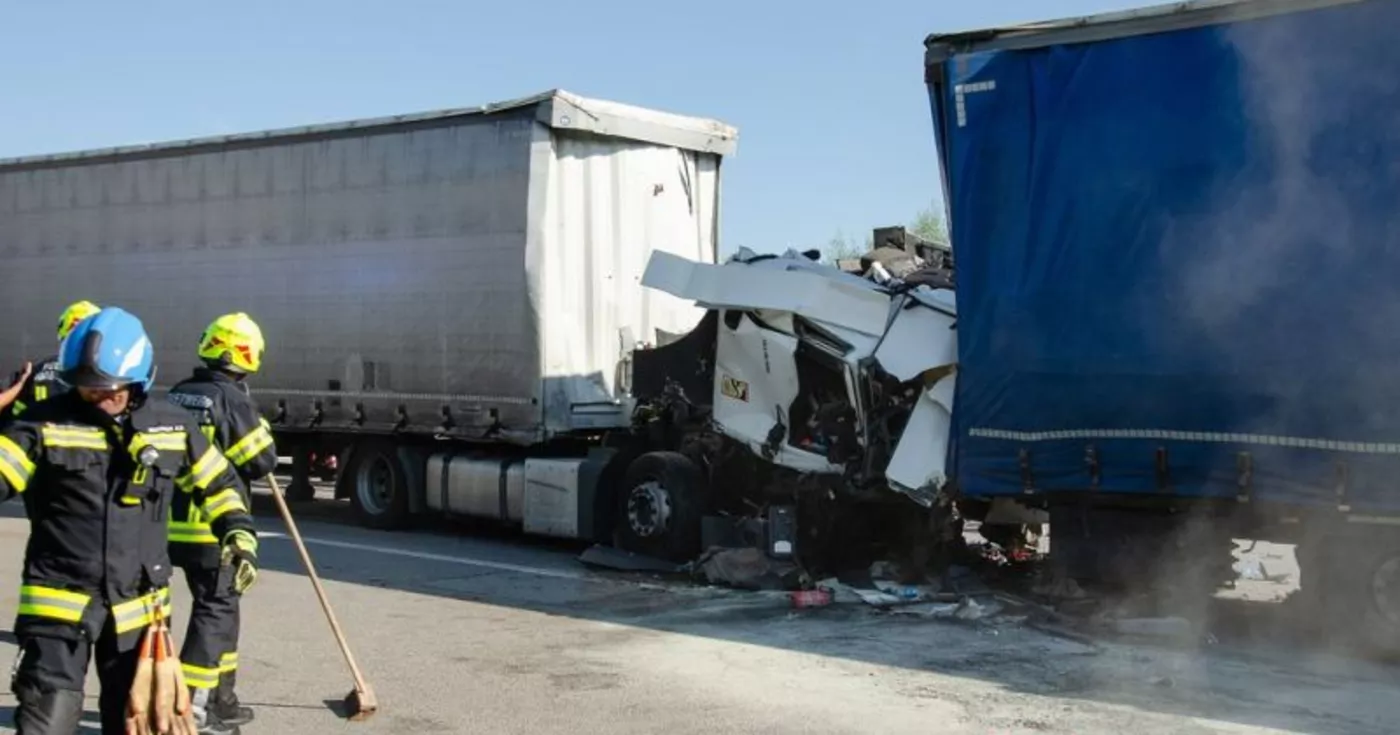 Schwerer Verkehrsunfall mit zwei LKW auf der A8