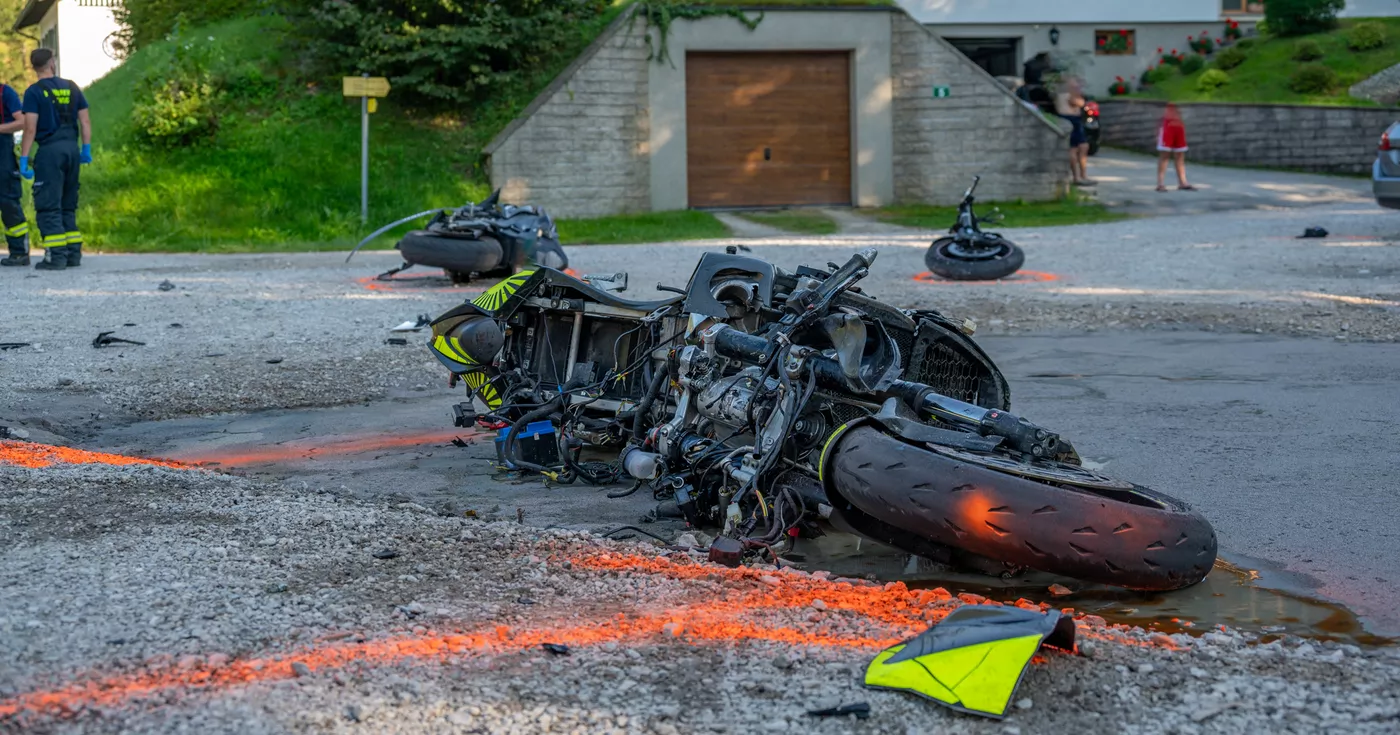 Titelbild: Schwerer Motorradunfall fordert zwei Verletzte - Feuerwehr, Notarzthubschrauber und Polizei im Einsatz