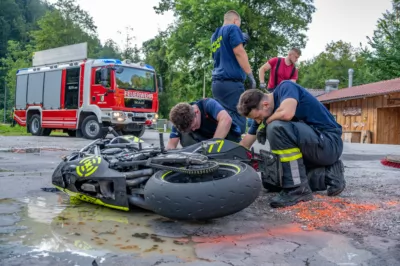 Schwerer Motorradunfall fordert zwei Verletzte - Feuerwehr, Notarzthubschrauber und Polizei im Einsatz DSC-6237.jpg