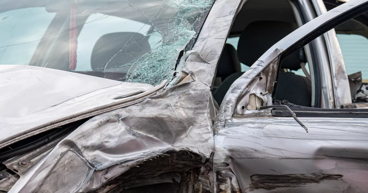 Titelbild: Unfall – Auto stürzt Böschung hinunter