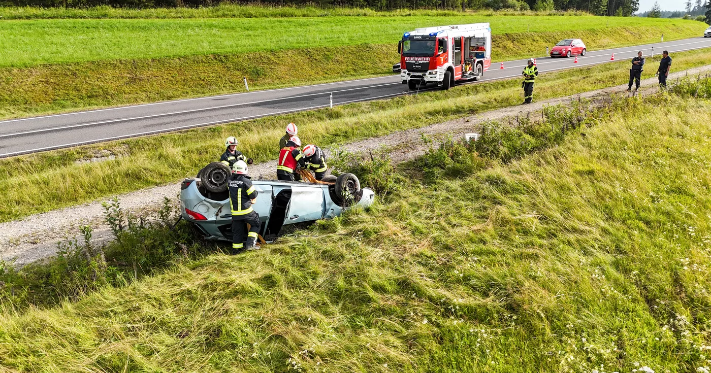 Titelbild: Verkehrsunfall im Bezirk Freistadt – Fahrerin und Kind verletzt