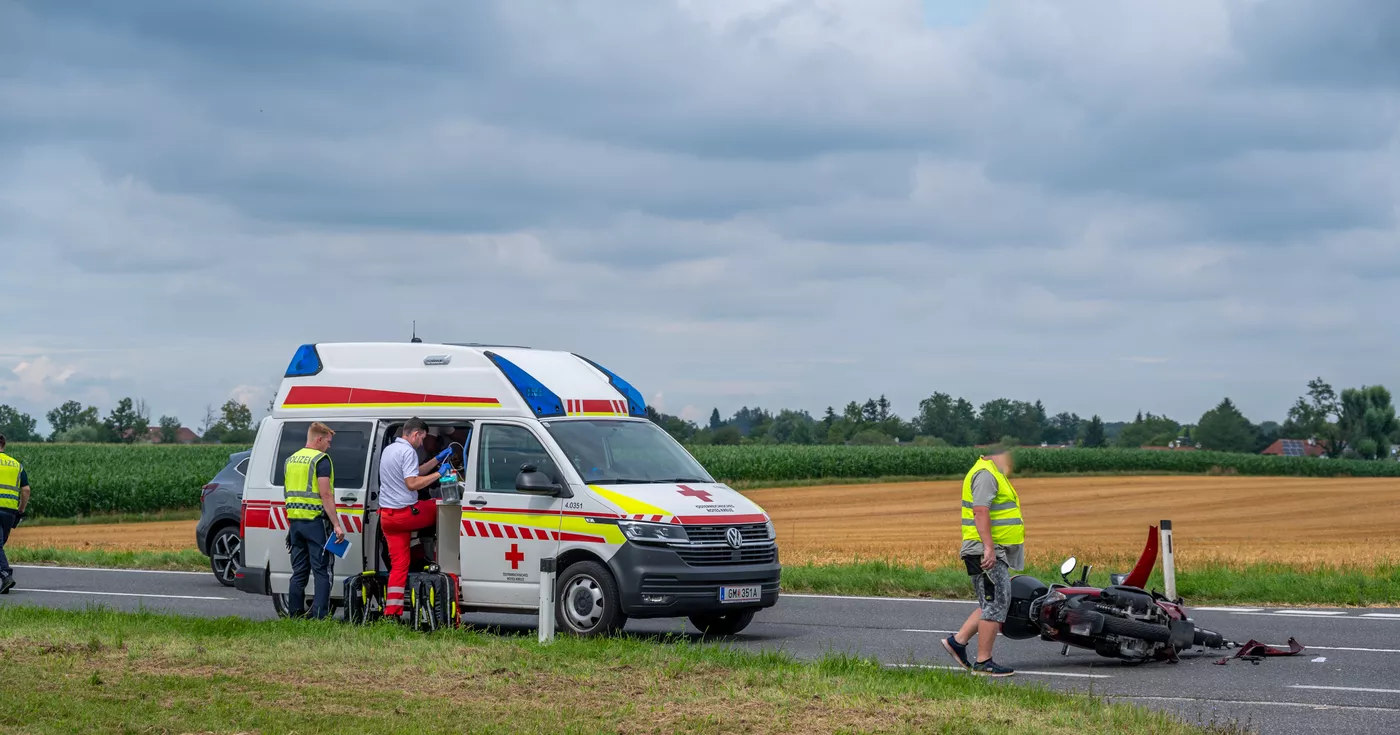 Titelbild: Auffahrunfall zwischen PKW und Roller in Pettenbach - Polizei und Rotes Kreuz im Einsatz