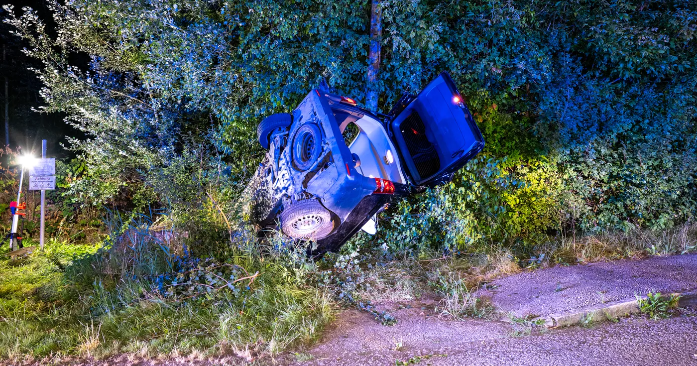 Fahrzeug kommt von B3 ab und landet in Böschung