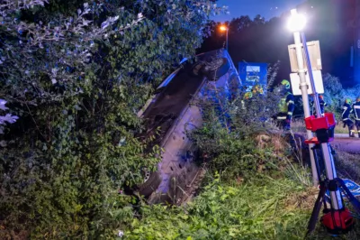 Fahrzeug kommt von B3 ab und landet in Böschung BRANDSTAETTER-20240729-24.jpg