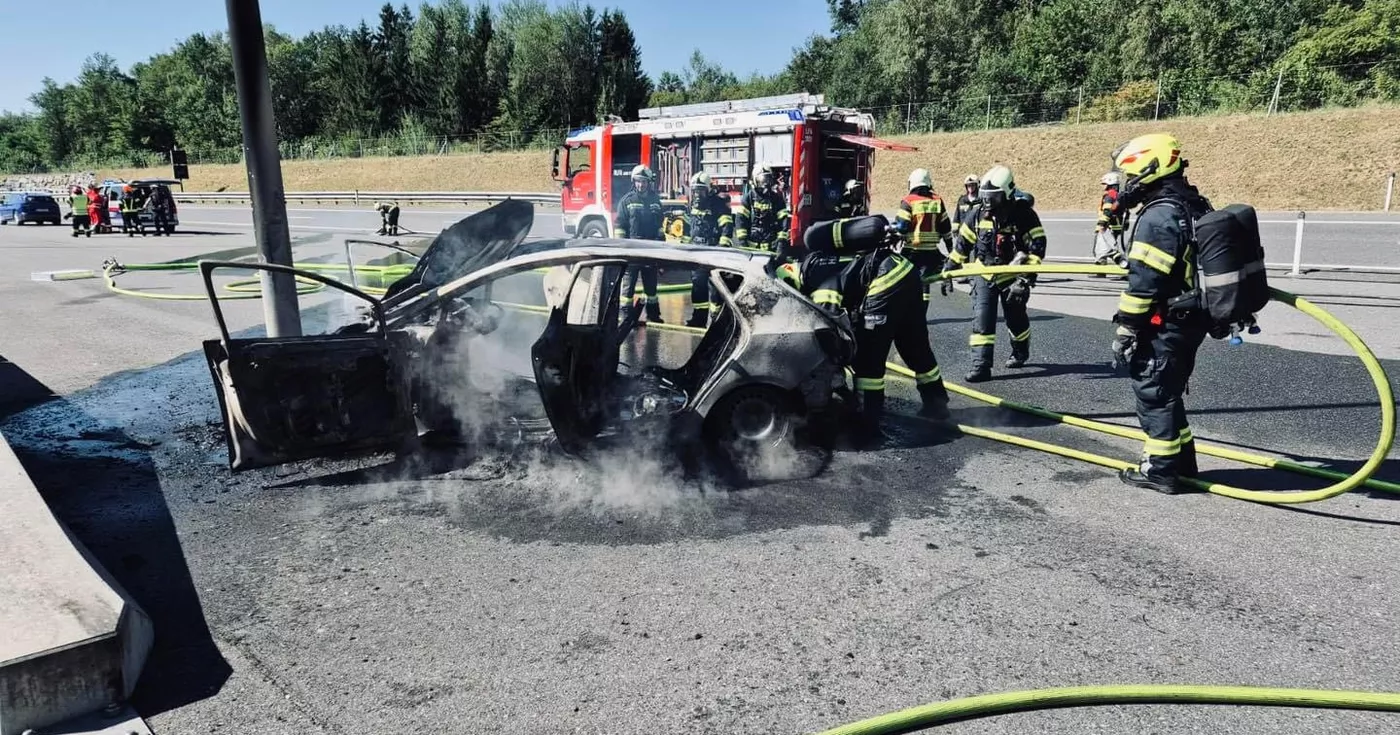 Pkw begann im Tunnel zu brennen