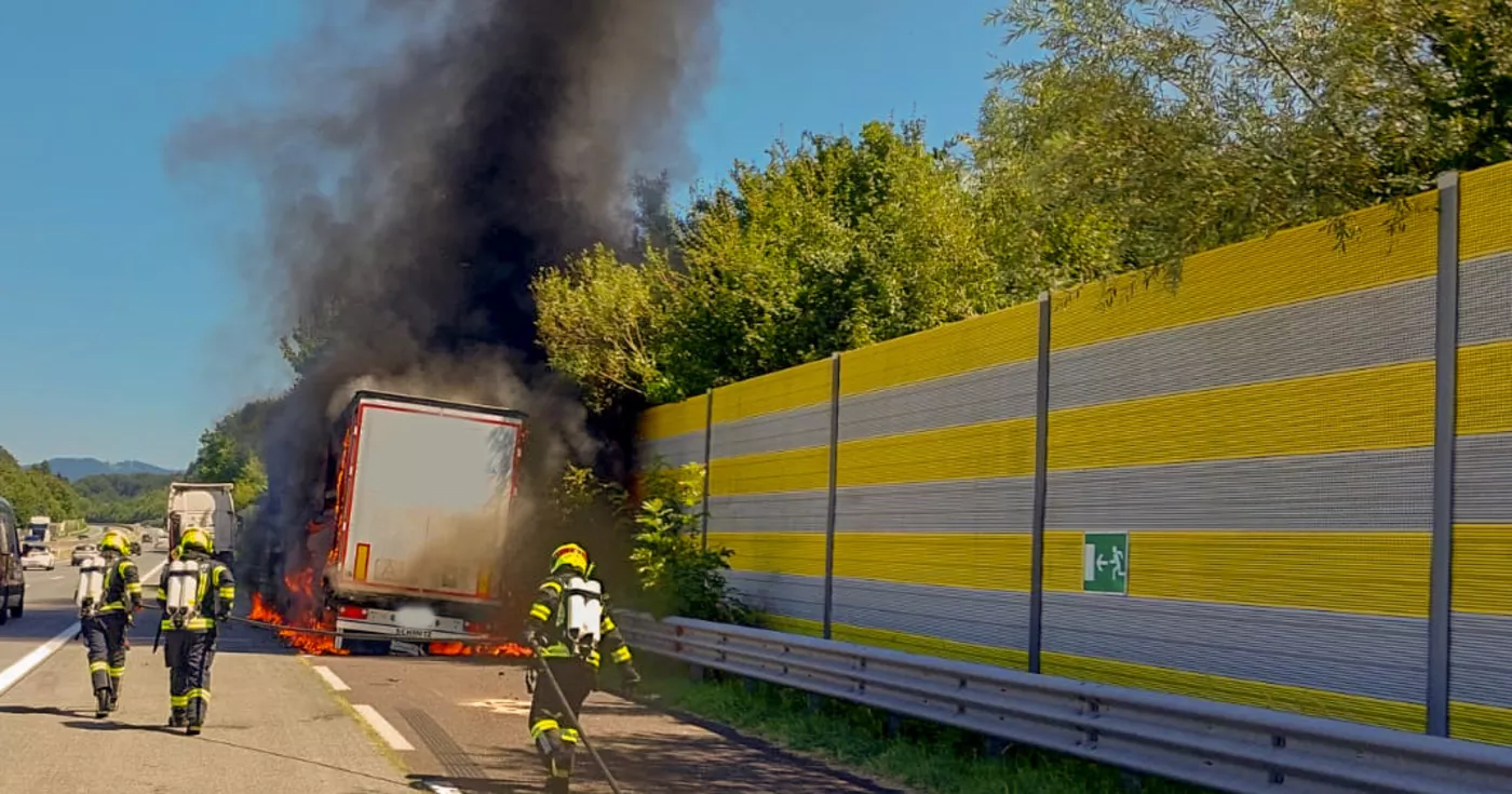 Titelbild: Sattelzug steht auf Westautobahn in Vollbrand