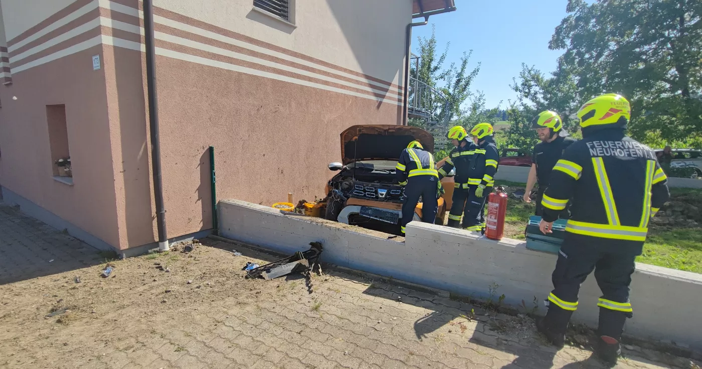 Titelbild: Autofahrer prallt gegen Hausmauer