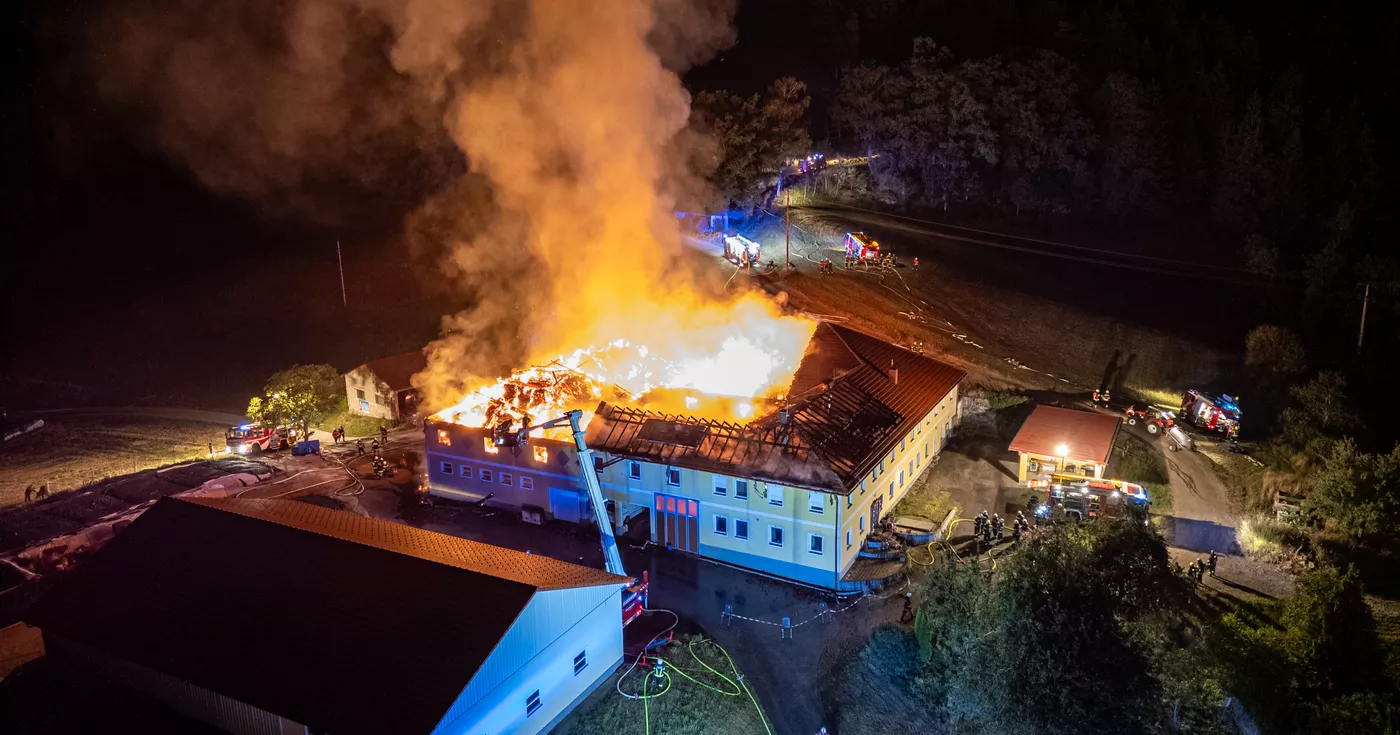 Titelbild: 22 Feuerwehren bei Großbrand im Bezirk Perg im Einsatz