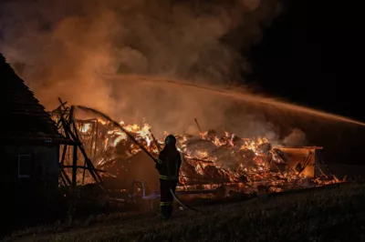 22 Feuerwehren bei Großbrand im Bezirk Perg im Einsatz BRANDSTAETTER-20240801-95.jpg