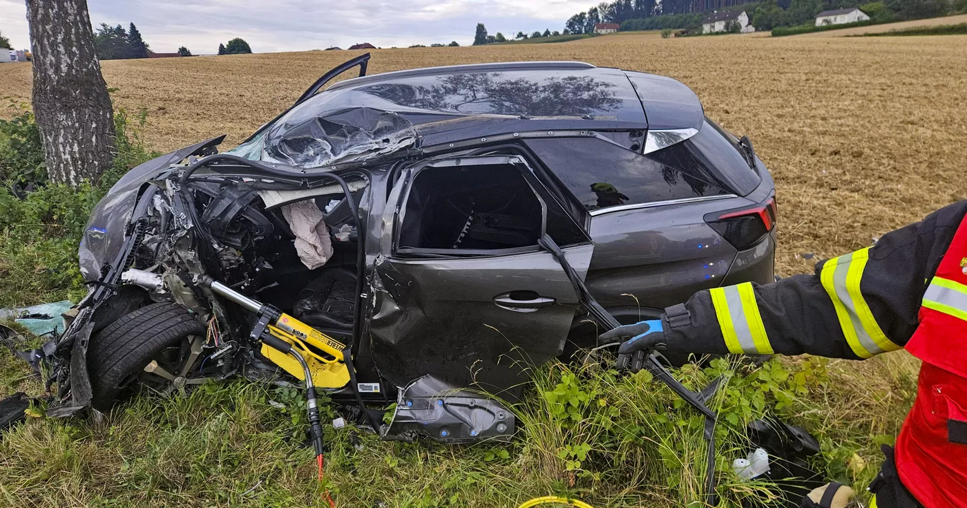 Titelbild: PKW-Lenker prallte gegen LKW – 1 Schwerverletzter