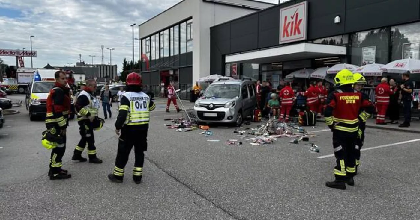 Titelbild: Pkw-Lenkerin verwechselt Gas und Bremse – Zwei Leichtverletzte