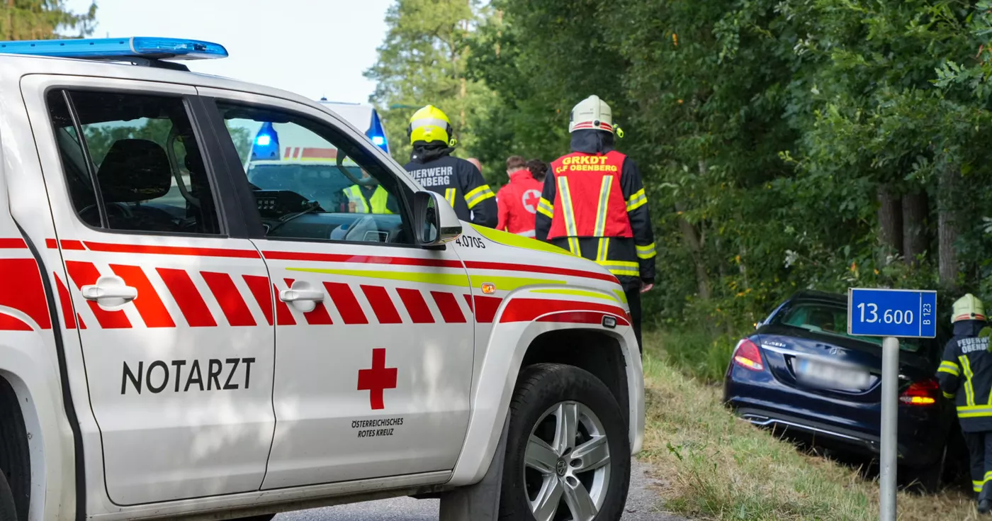 Titelbild: Tragischer Verkehrsunfall auf der B 123: 80-Jähriger verstirbt