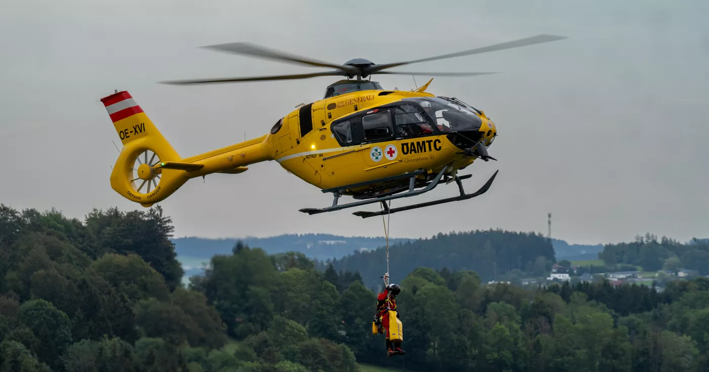 Titelbild: Schwerer Sturz bei Suche nach Silbermünzen: Helikoptereinsatz rettet Verletzten