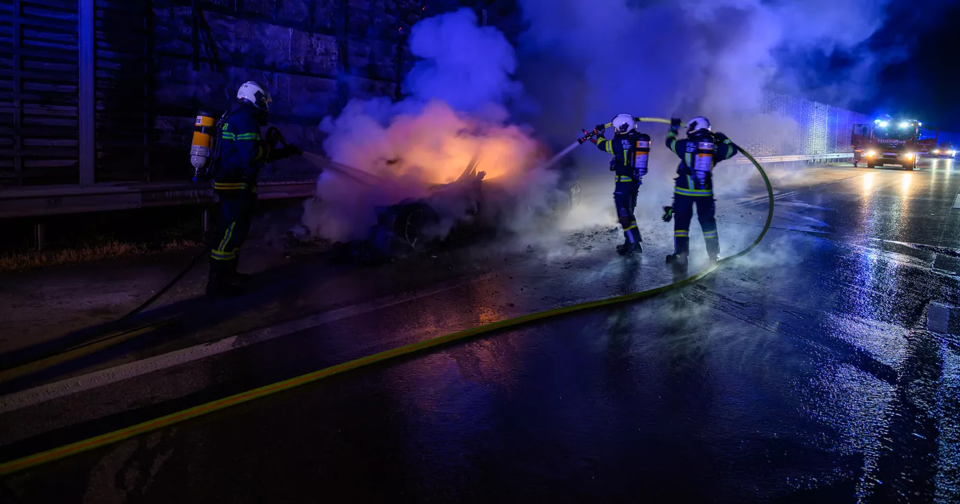 Titelbild: PKW-Brand auf der A1 Westautobahn führt zu Verzögerungen