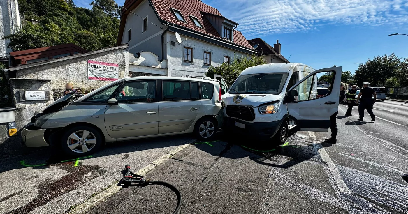 Titelbild: Fahrzeugbrand – Stichflamme aus Druckgasbehälter während der Fahrt