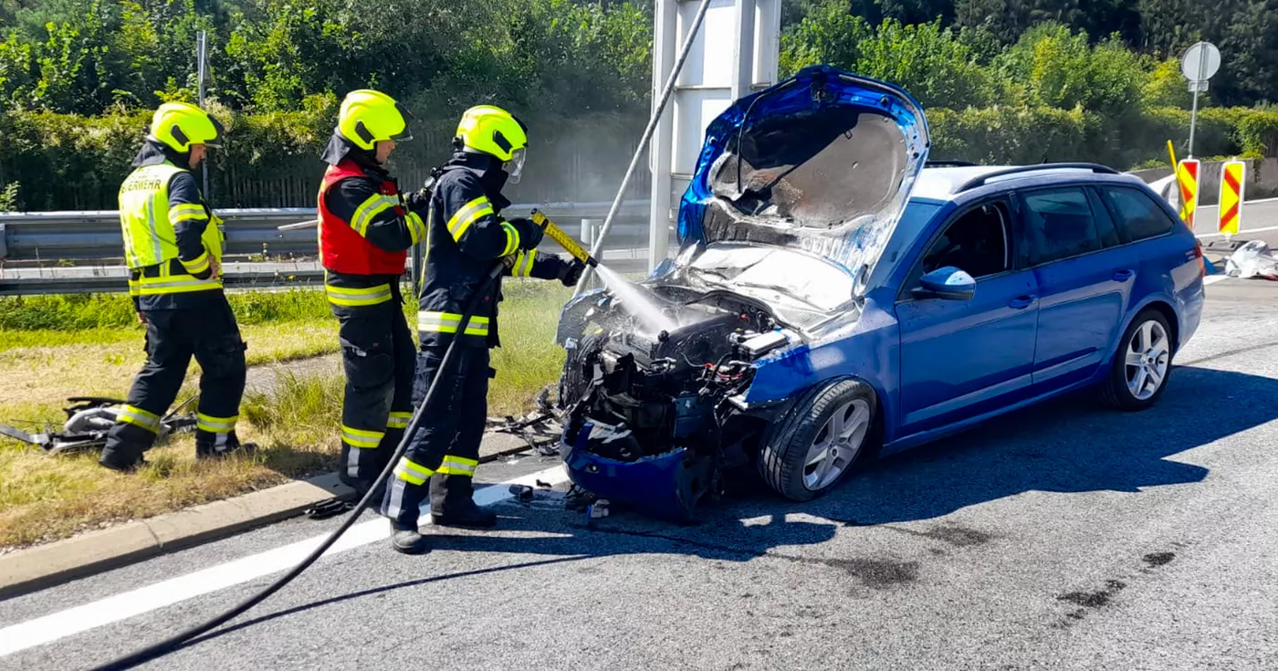 Titelbild: Pkw kam von der Fahrbahn ab