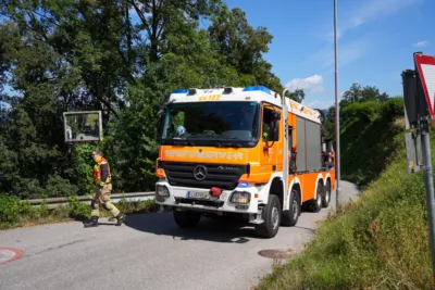 Unfall in Plesching: Fahrzeug stürzt in Waldstück – Fahrerin bleibt unverletzt PANC-20240809121107980-027.jpg