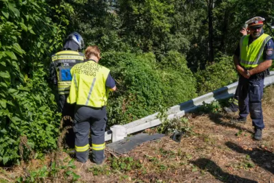 Unfall in Plesching: Fahrzeug stürzt in Waldstück – Fahrerin bleibt unverletzt PANC-20240809121207981-028.jpg