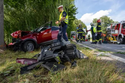 Pkw-Lenker prallte gegen Baum – Zwei Schwerverletzte Z81-9140.jpg