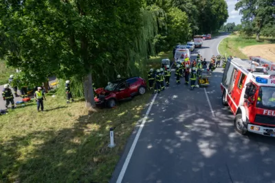 Pkw-Lenker prallte gegen Baum – Zwei Schwerverletzte Z81-9165.jpg