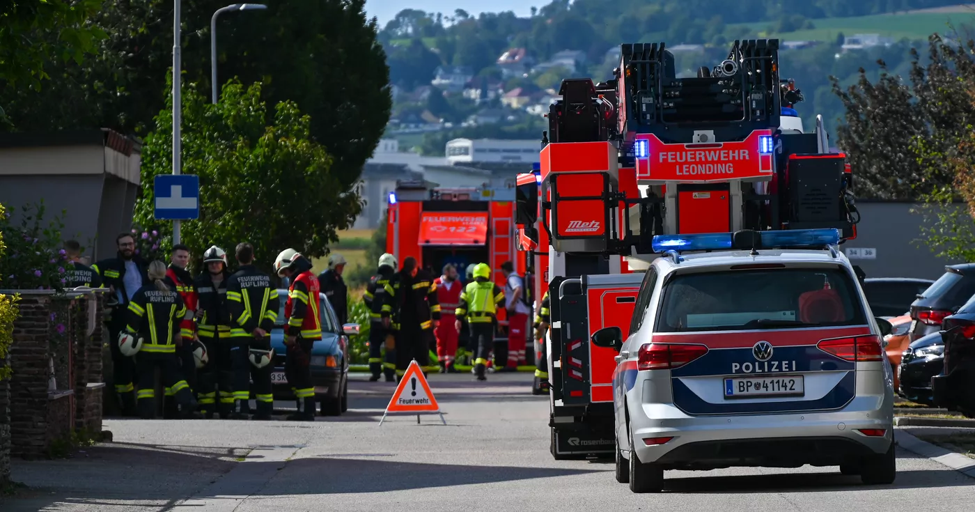 Titelbild: Brand auf Terrasse im leondinger Stadteil Hart rief Feuerwehr sowie Polizei und Rettungsdienst auf den Plan