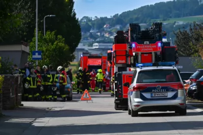 Brand auf Terrasse im leondinger Stadteil Hart rief Feuerwehr sowie Polizei und Rettungsdienst auf den Plan DSC-4120.jpg