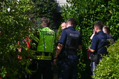 Brand auf Terrasse im leondinger Stadteil Hart rief Feuerwehr sowie Polizei und Rettungsdienst auf den Plan DSC-4136.jpg