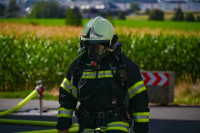 Brand auf Terrasse im leondinger Stadteil Hart rief Feuerwehr sowie Polizei und Rettungsdienst auf den Plan DSC-4149.jpg