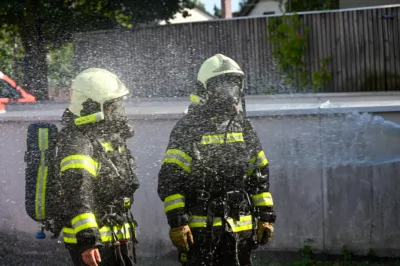 Brand auf Terrasse im leondinger Stadteil Hart rief Feuerwehr sowie Polizei und Rettungsdienst auf den Plan DSC-4165.jpg