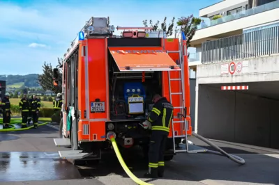 Brand auf Terrasse im leondinger Stadteil Hart rief Feuerwehr sowie Polizei und Rettungsdienst auf den Plan DSC-4181.jpg