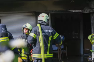 Brand auf Terrasse im leondinger Stadteil Hart rief Feuerwehr sowie Polizei und Rettungsdienst auf den Plan DSC-4205.jpg