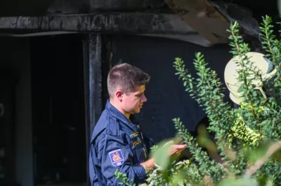 Brand auf Terrasse im leondinger Stadteil Hart rief Feuerwehr sowie Polizei und Rettungsdienst auf den Plan DSC-4213.jpg