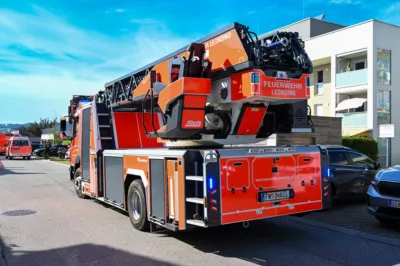 Brand auf Terrasse im leondinger Stadteil Hart rief Feuerwehr sowie Polizei und Rettungsdienst auf den Plan DSC-4228.jpg