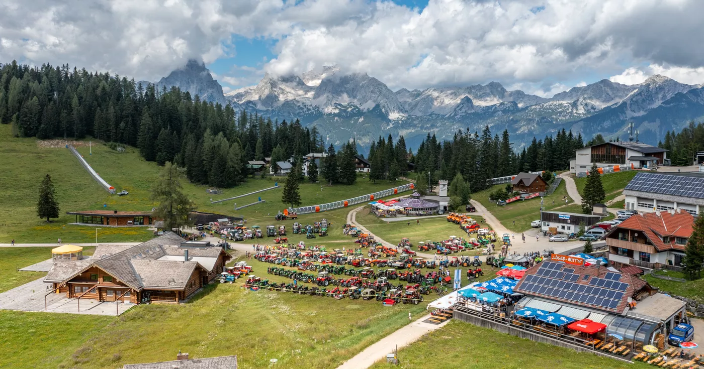 Titelbild: 250 Oldtimer - Traktorhimmelfahrt auf der Höss zur Lögerhüttn