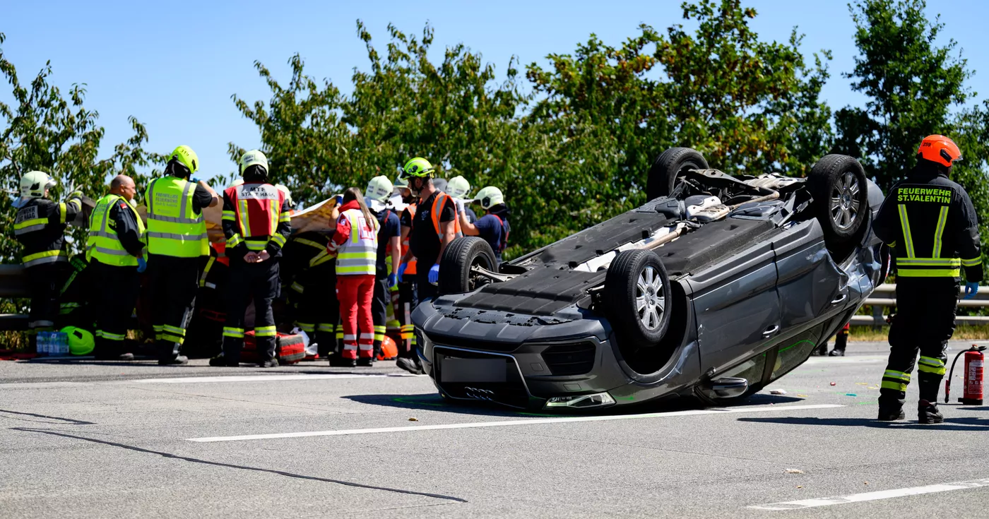 Titelbild: Verkehrsunfall auf der A1 - Vier Verletzte und erhebliche Verkehrsbehinderungen