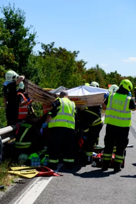 Verkehrsunfall auf der A1 - Vier Verletzte und erhebliche Verkehrsbehinderungen FOKE-2024081112158324-039.jpg