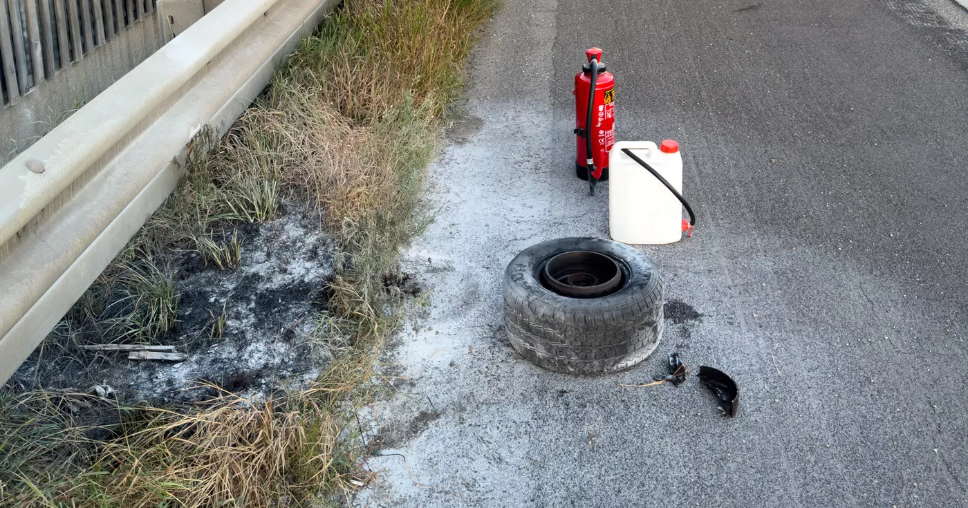 Titelbild: Grünstreifenbrand auf der Autobahn