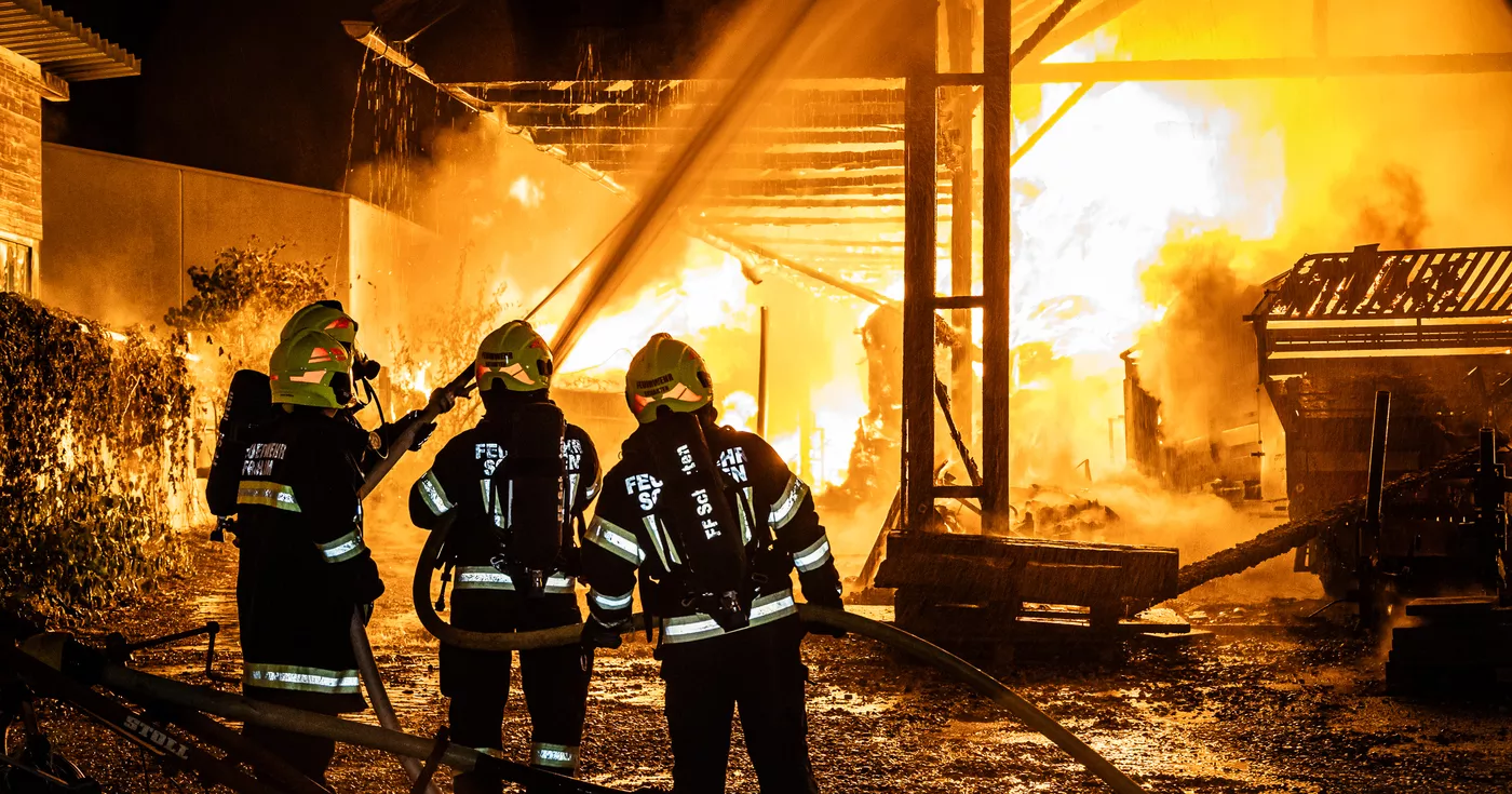 Titelbild: Vollbrand eines landwirtschaftlichen Nebengebäudes in Fraham