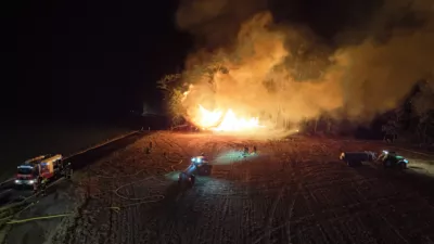 Zwei brennende Holzstöße fordern 11 Feuerwehren PANC-202408132249-001.jpg