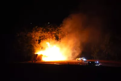 Zwei brennende Holzstöße fordern 11 Feuerwehren PANC-20240813234008170-008.jpg