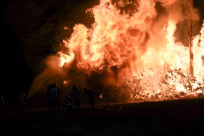 Zwei brennende Holzstöße fordern 11 Feuerwehren PANC-20240813234508187-010.jpg