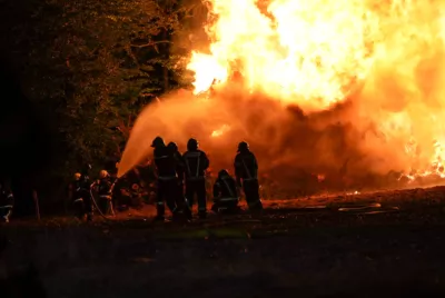 Zwei brennende Holzstöße fordern 11 Feuerwehren PANC-20240813234508188-011.jpg