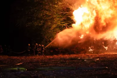 Zwei brennende Holzstöße fordern 11 Feuerwehren PANC-20240813234608196-012.jpg