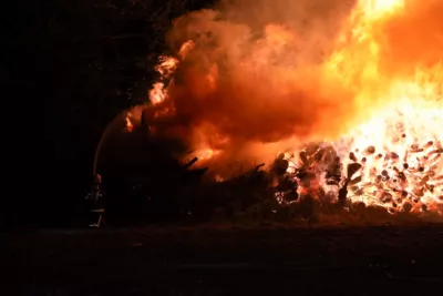 Zwei brennende Holzstöße fordern 11 Feuerwehren PANC-20240813235608205-013.jpg