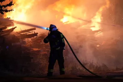 Zwei brennende Holzstöße fordern 11 Feuerwehren PANC-20240814000108234-017.jpg